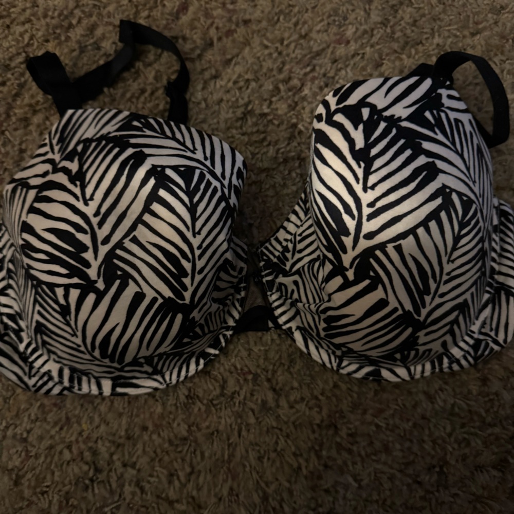 2 38DDD Victora Secret Bra full coverage 1 of them can be worn strapless.